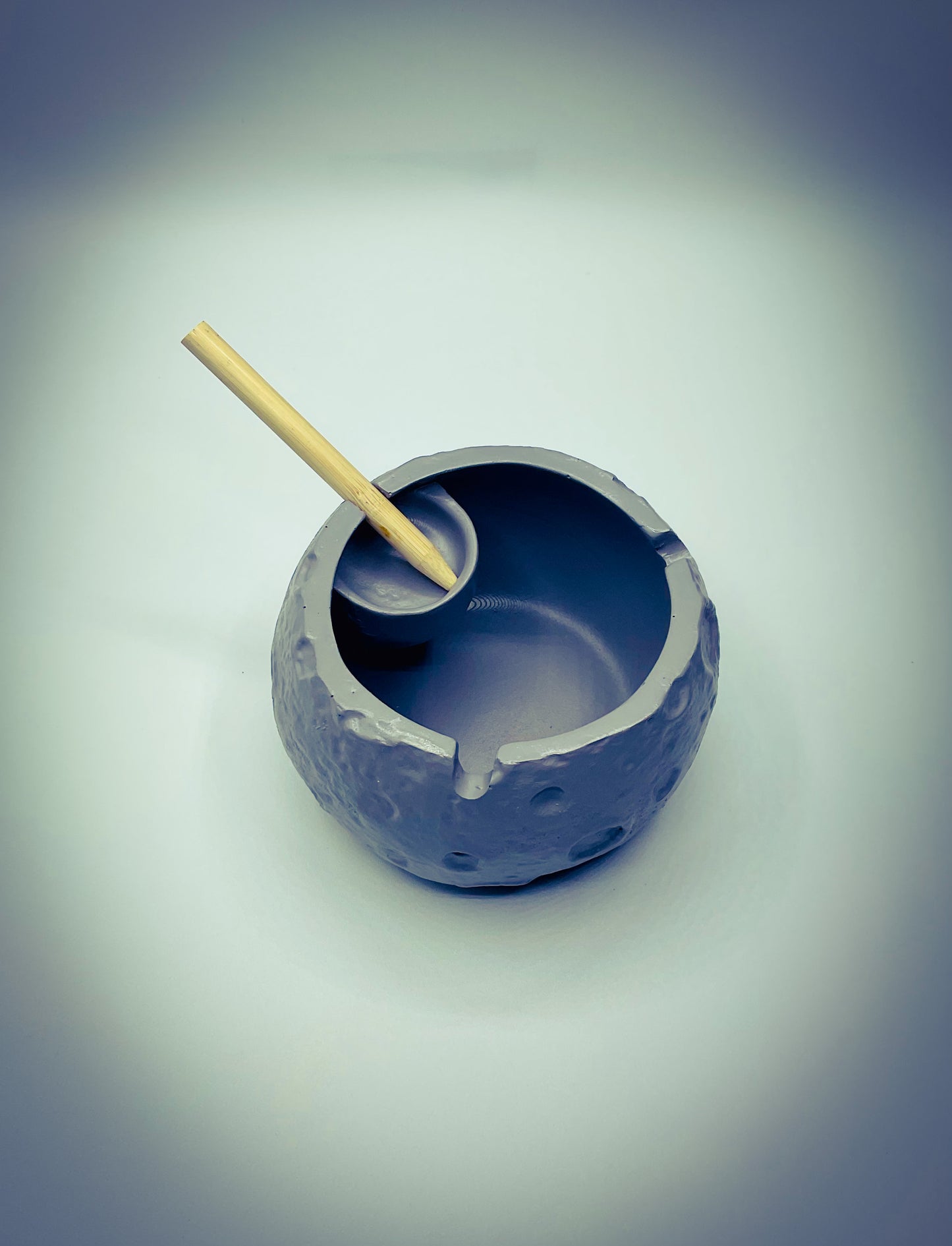 Astronaut Resin Ashtray with Moon Design – Unique Space-Themed Decor
