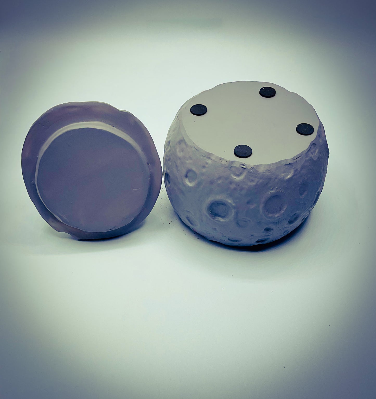Astronaut Resin Ashtray with Moon Design – Unique Space-Themed Decor