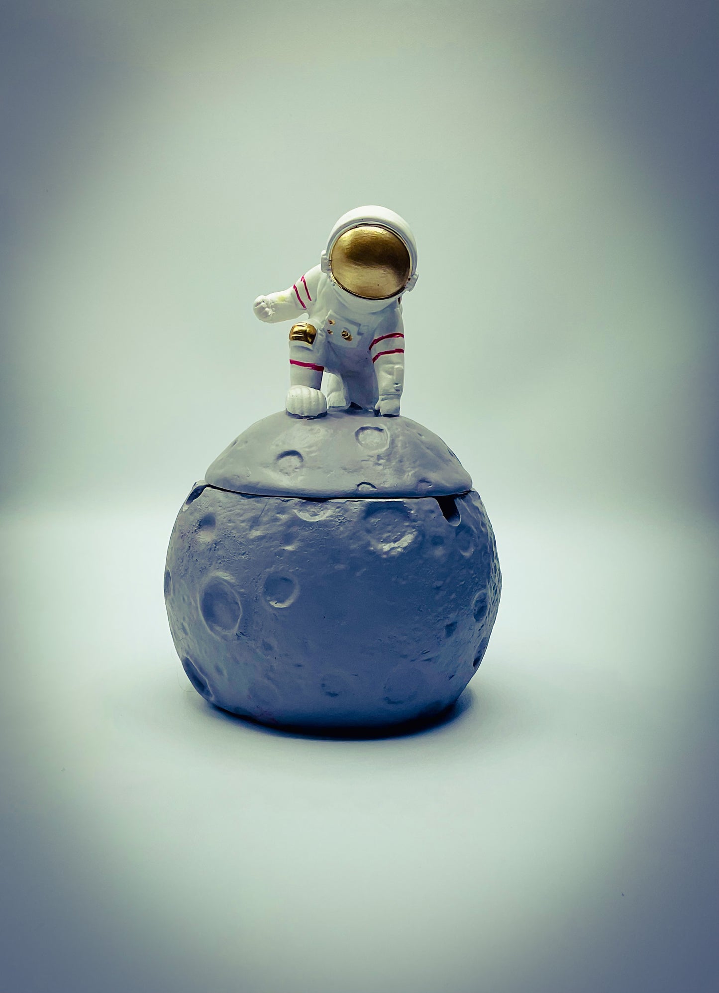 Astronaut Resin Ashtray with Moon Design – Unique Space-Themed Decor