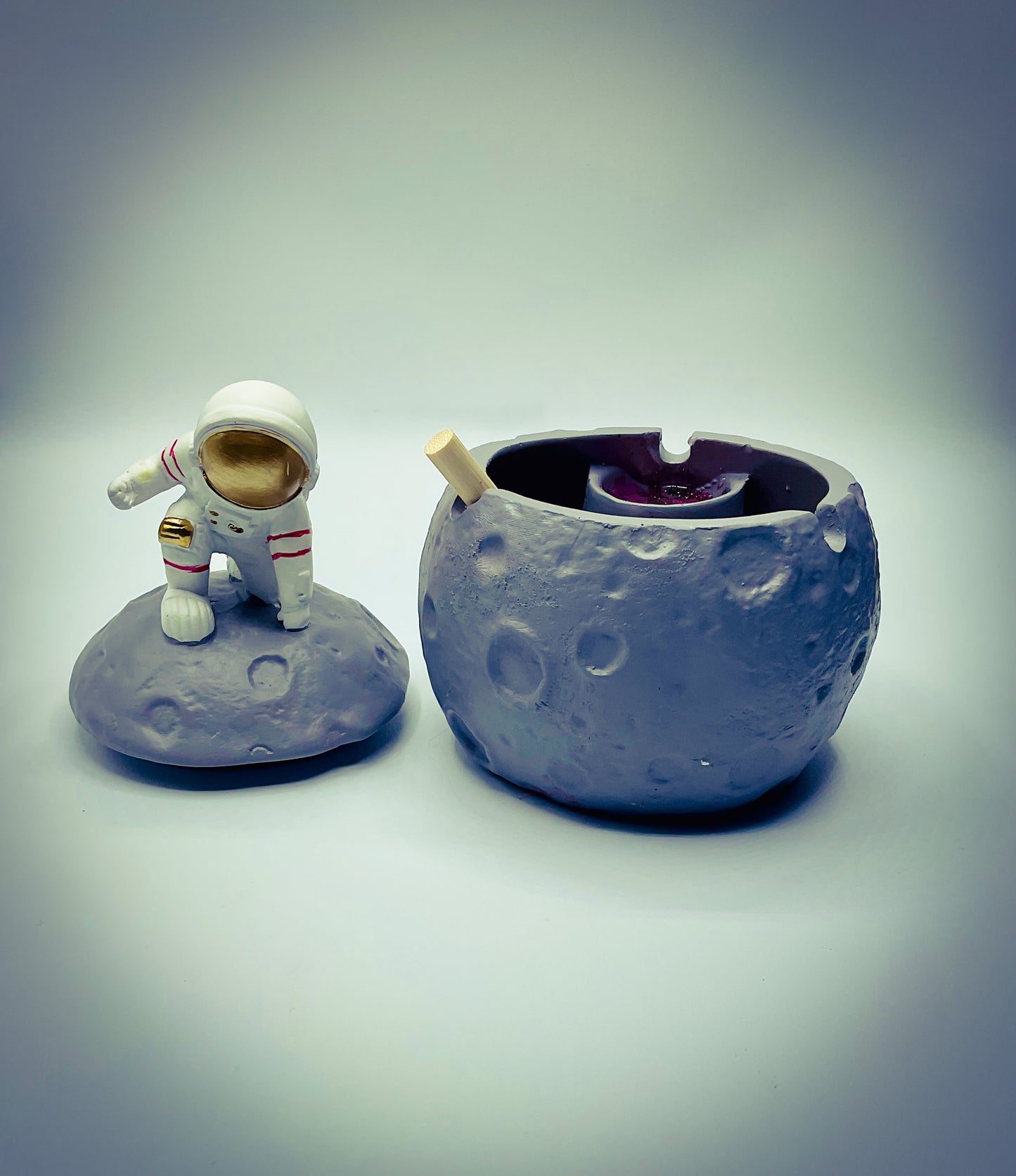 Astronaut Resin Ashtray with Moon Design – Unique Space-Themed Decor