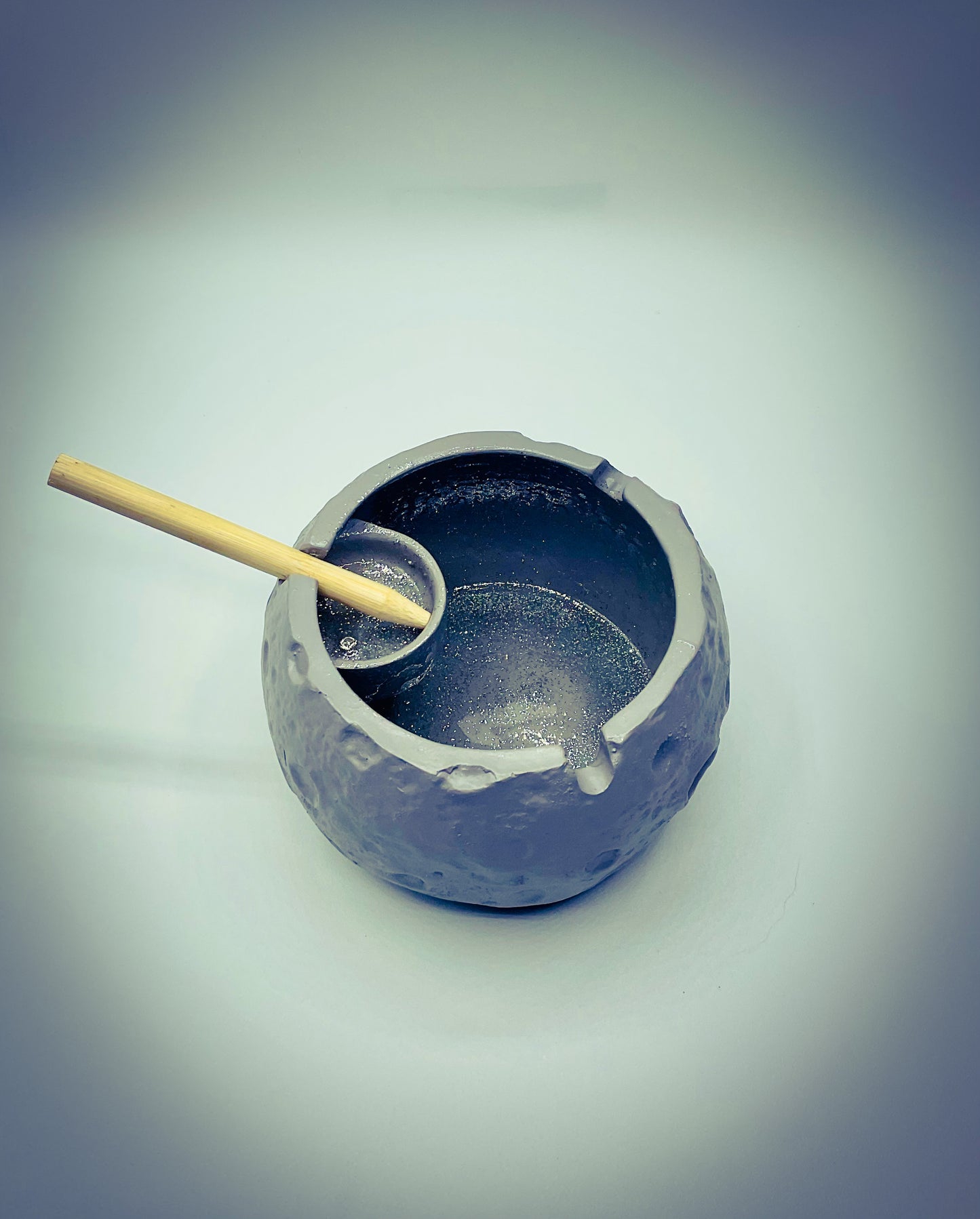 Astronaut Resin Ashtray with Moon Design – Unique Space-Themed Decor