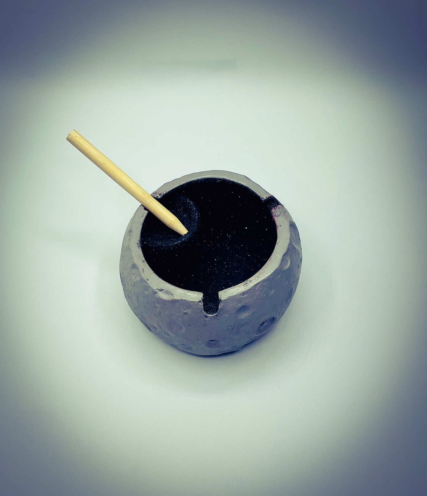 Astronaut Resin Ashtray with Moon Design – Unique Space-Themed Decor