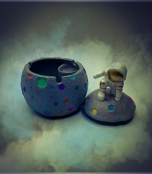 Astronaut Resin Ashtray with Moon Design – Unique Space-Themed Decor